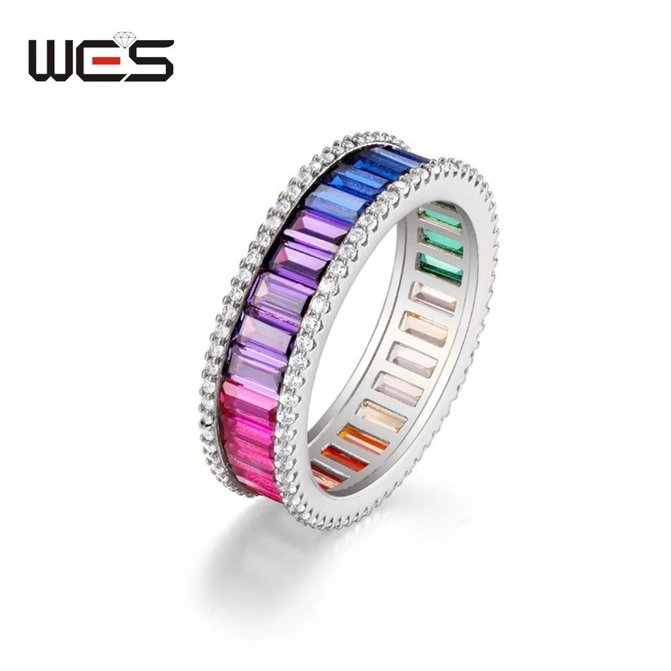 Anel feminino de prata esterlina com zircônias coloridas em design moderno e elegante