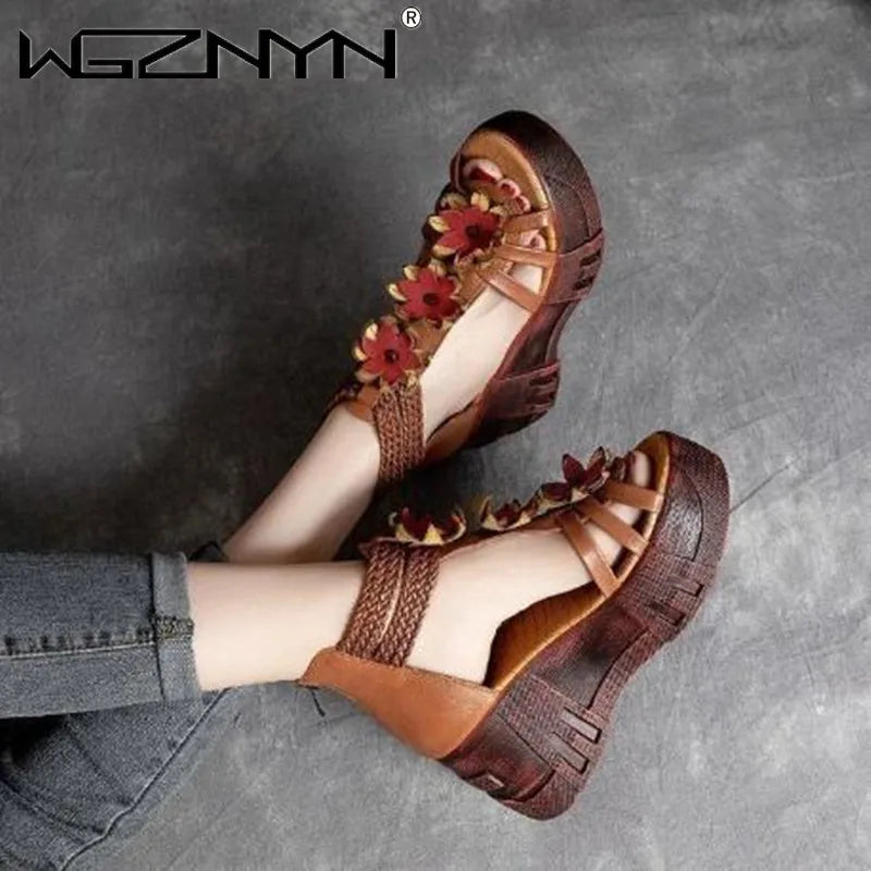 Sandálias femininas WGZNYN em tom marrom, com design de sapatos gladiadoras plataforma e detalhes florais
