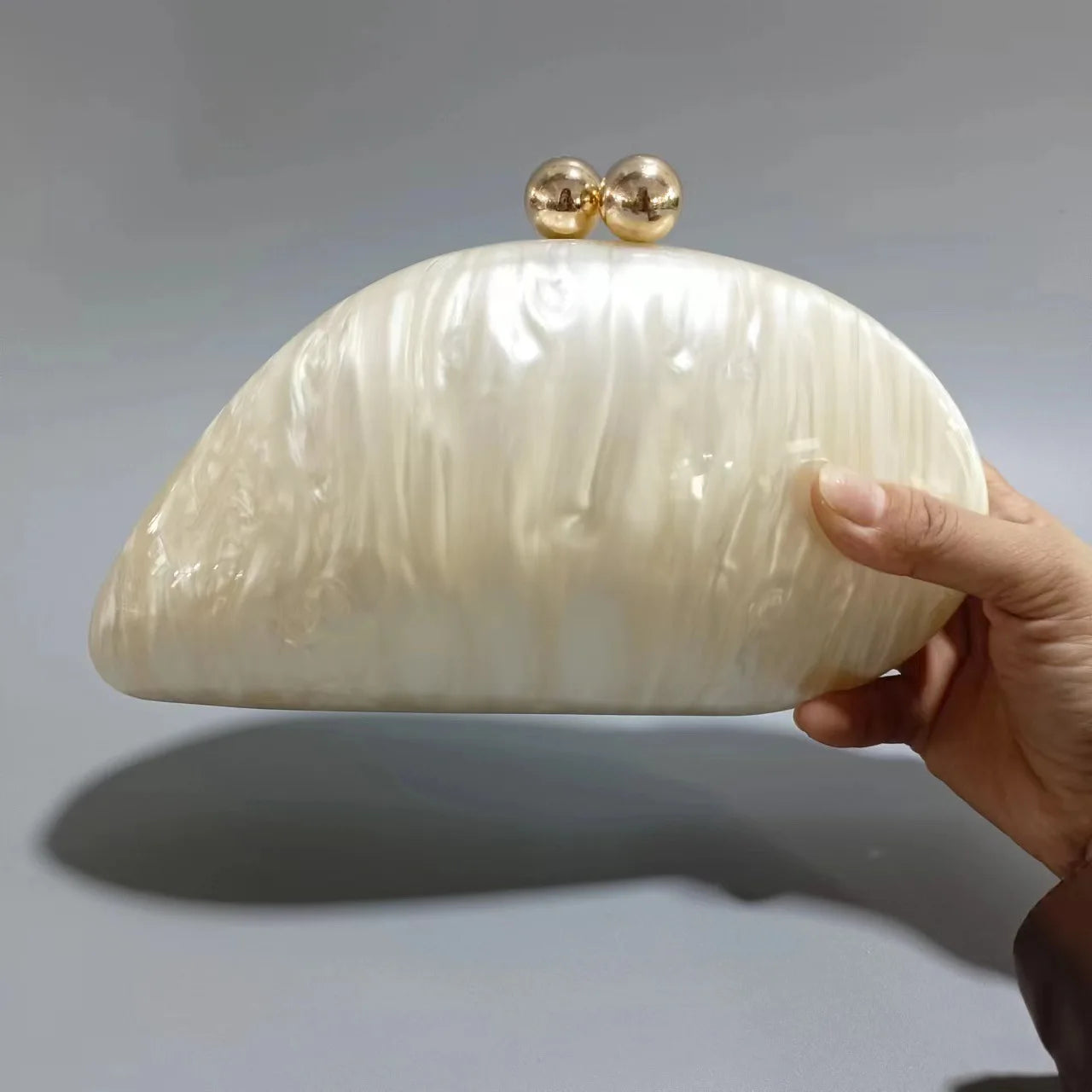 Bolsa feminina noite WOWFUR em design elegante com detalhes em dourado e textura brilhante