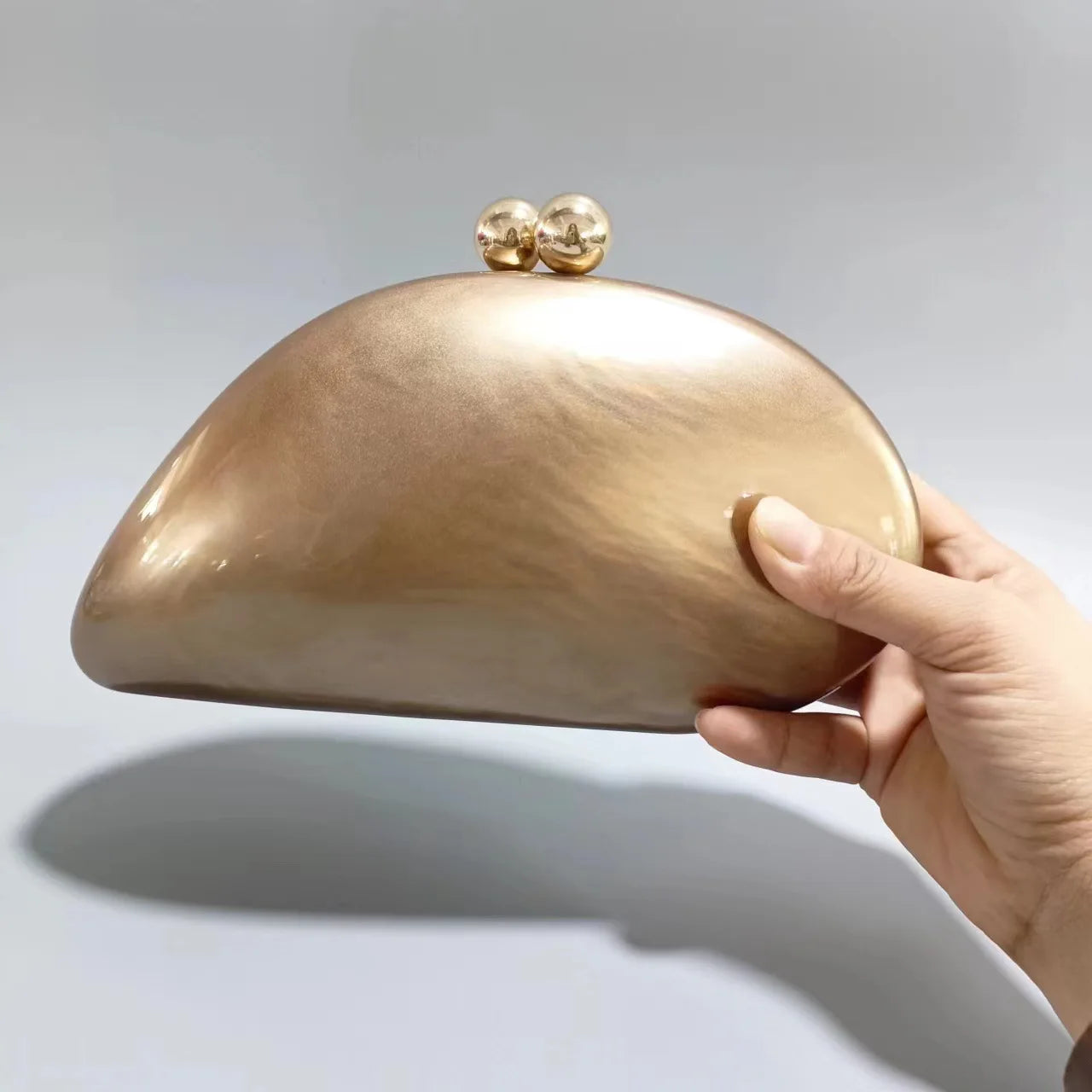 Bolsa feminina noite dourada com fecho arredondado ideal para ocasiões especiais