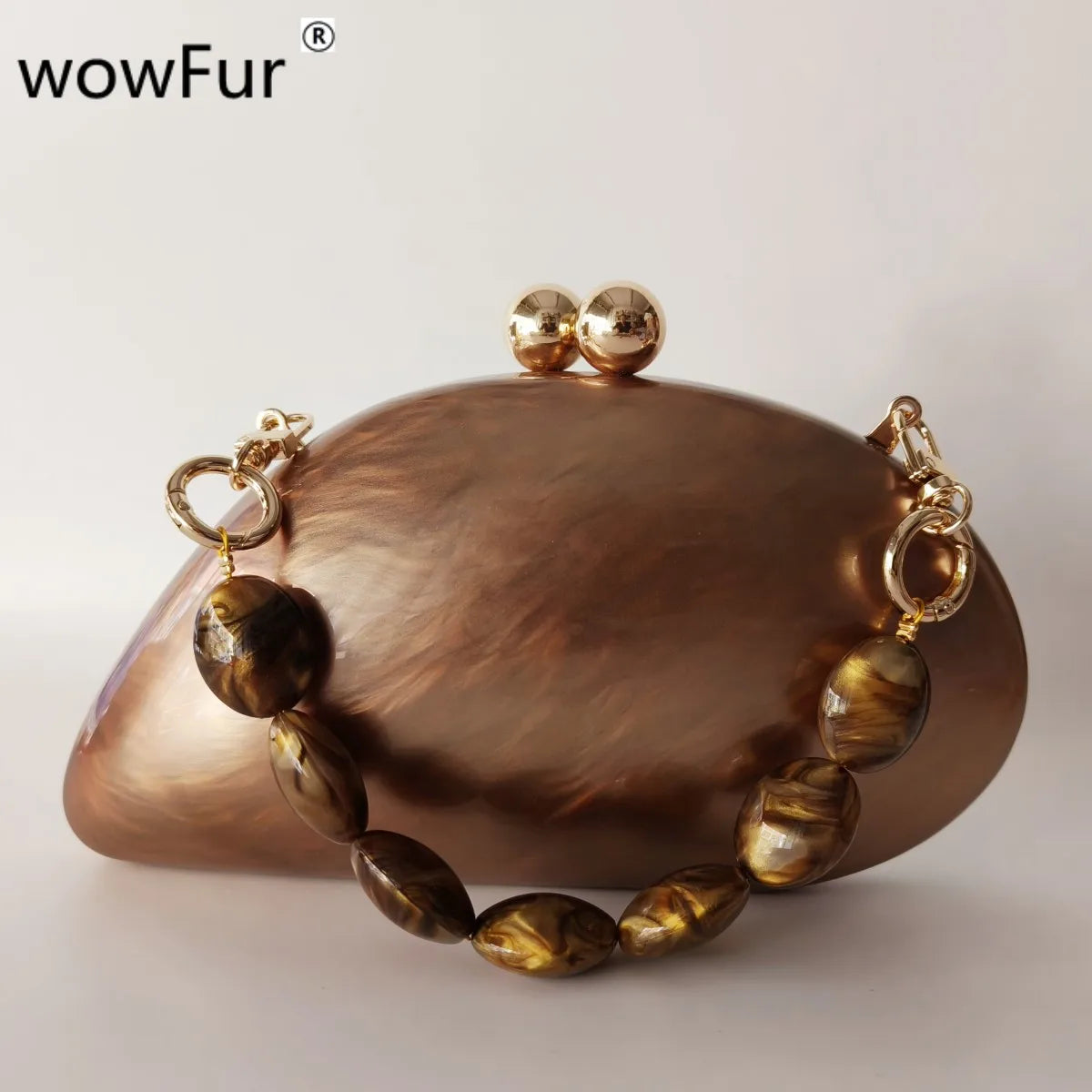 Bolsa feminina noite da WOWFUR com design elegante e alça decorativa em pérolas douradas