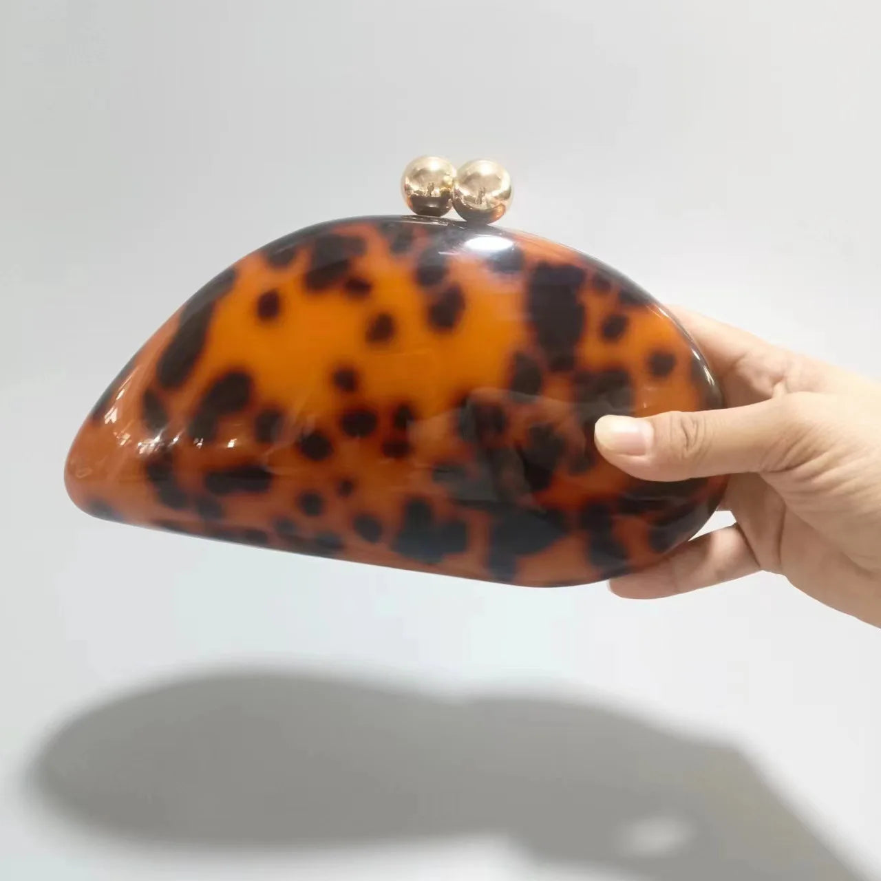 Bolsa feminina noite WOWFUR estilo clutch com design de onça e detalhe em dourado