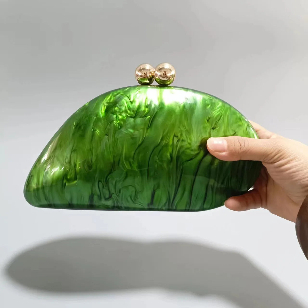 Bolsa feminina noite verde WOWFUR com design elegante e fecho em dourado, ideal para eventos especiais