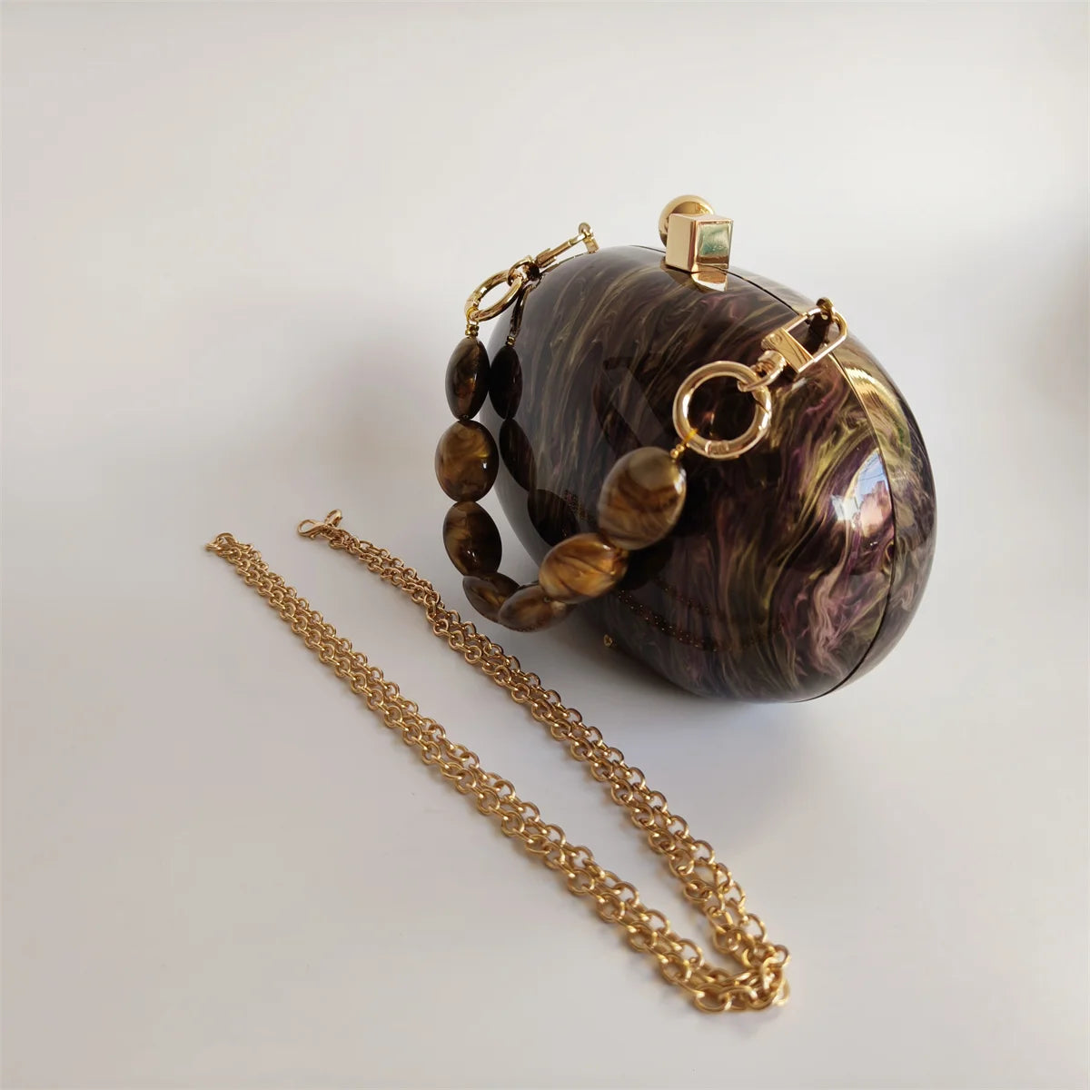 Mini bolsa de luxo da WOWFUR com corrente dourada e detalhes em pedras para elegância