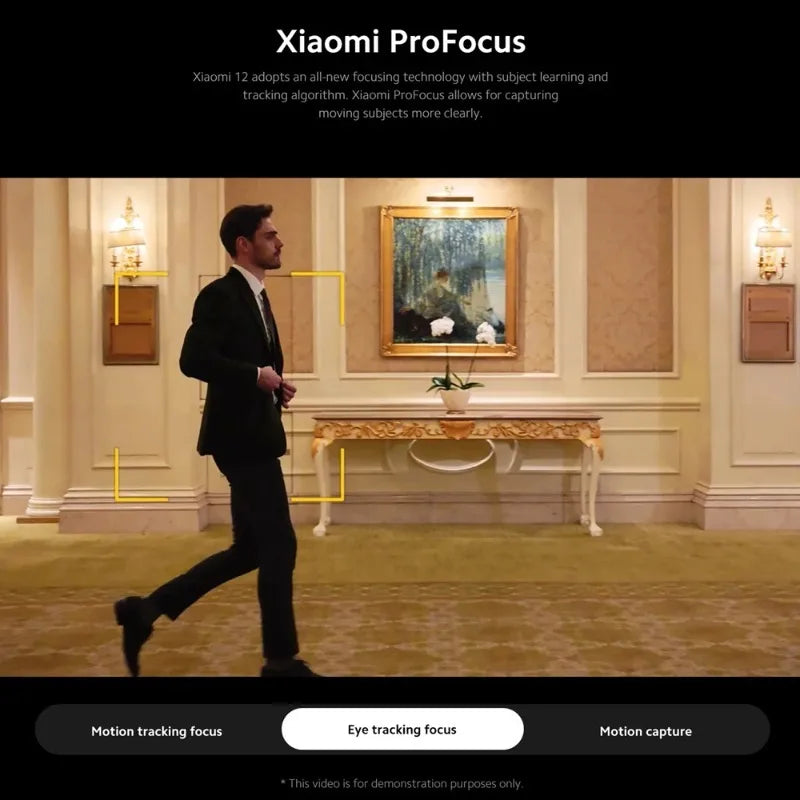 Homem caminhando enquanto a tecnologia ProFocus do smartphone Xiaomi Mi 12 captura movimento com clareza.