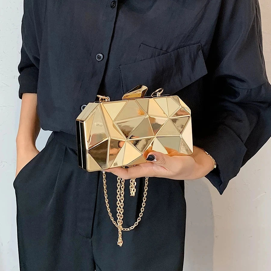 Bolsa de couro feminina dourada com design geométrico e corrente, ideal para eventos festivos