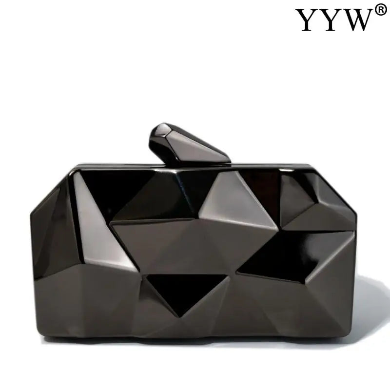 Bolsa de couro feminina preta com design geométrico elegante e fecho sofisticado