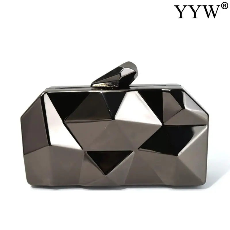 Bolsa de couro feminina preta com design geométrico moderno e fecho elegante