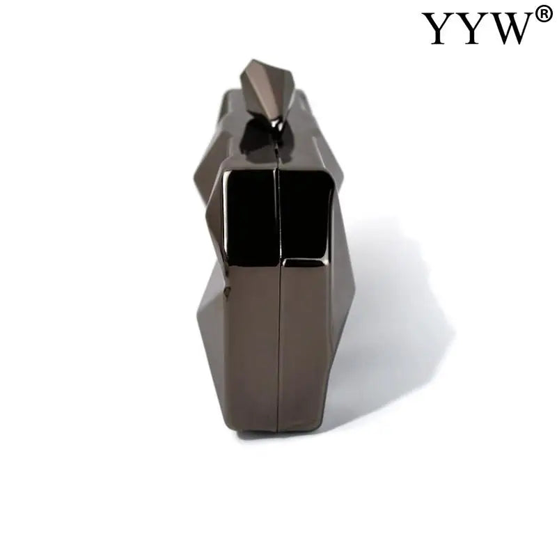 Bolsa de couro feminina em formato moderno com acabamento brilhante e design elegante