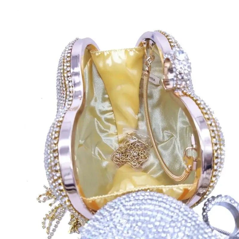 Bolsa de noite feminina com detalhes em strass e interior forrado em tecido amarelo