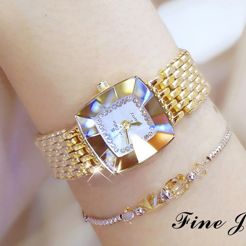 Relógio de pulso feminino 2025 com design quadrado e detalhes em strass, pulseira dourada elegante