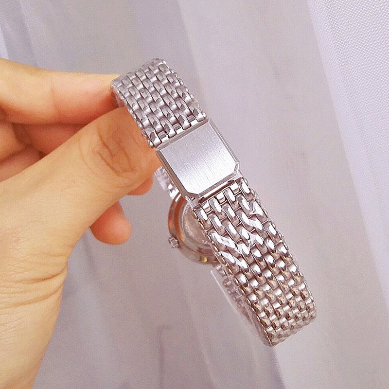Relógio de pulso feminino 2025 com bracelete prateado e design elegante para uso diário