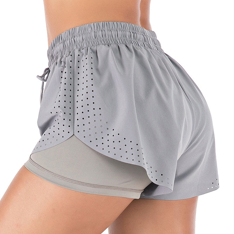 Short fitness feminino SS COLOR FISH em cinza com detalhes em recortes para ventilação e conforto