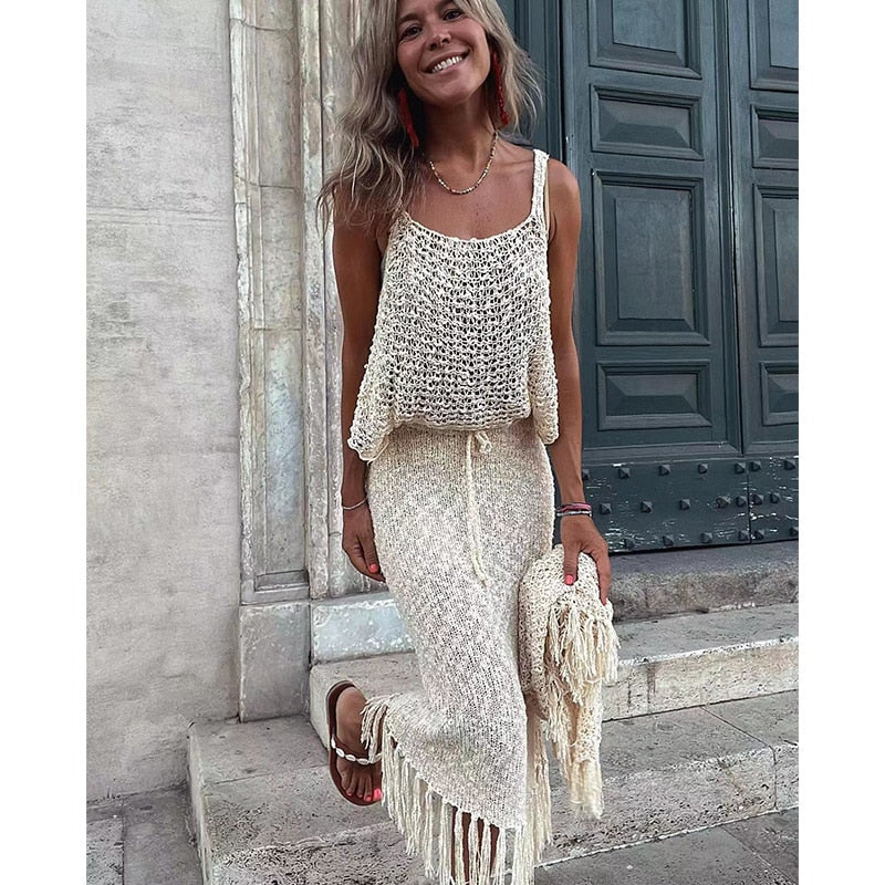Vestido feminino de crochê da POLOVEDO em tom claro com detalhes em franjas e alças finas