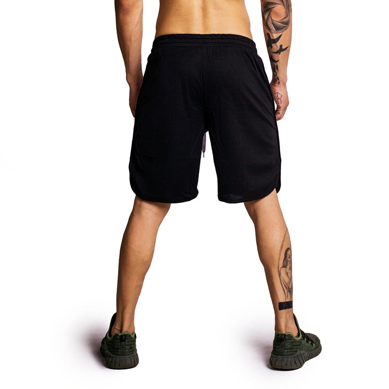 Shorts masculinos fitness MUSCLE GUYS em preto, proporcionando conforto e liberdade de movimento para treinos.