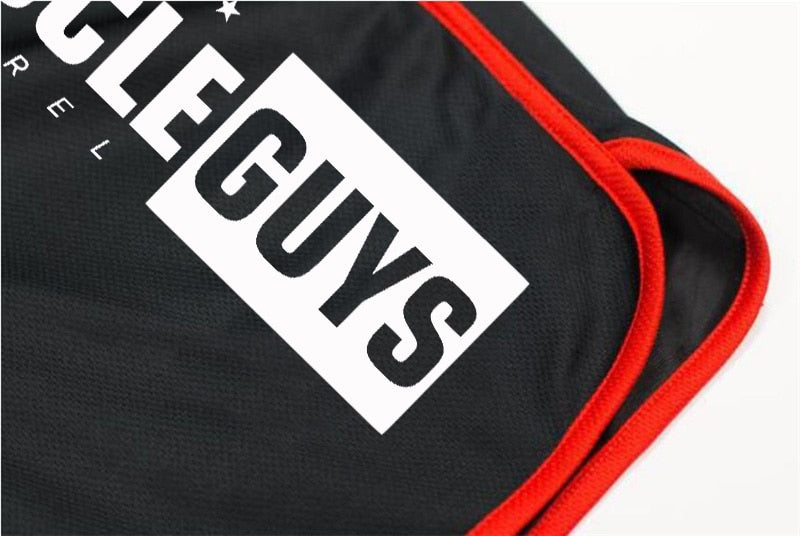 Bermuda masculina fitness Muscle Guys com detalhes em vermelho e logotipo em destaque