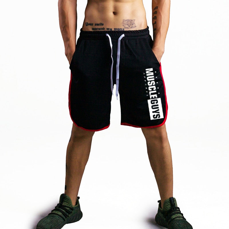 Bermuda masculina fitness MUSCLE GUYS preta com detalhes em vermelho e logotipo na lateral