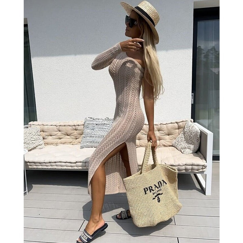 Túnica de praia feminina POLOVEDO em tom nude com fenda lateral e detalhes em crochê