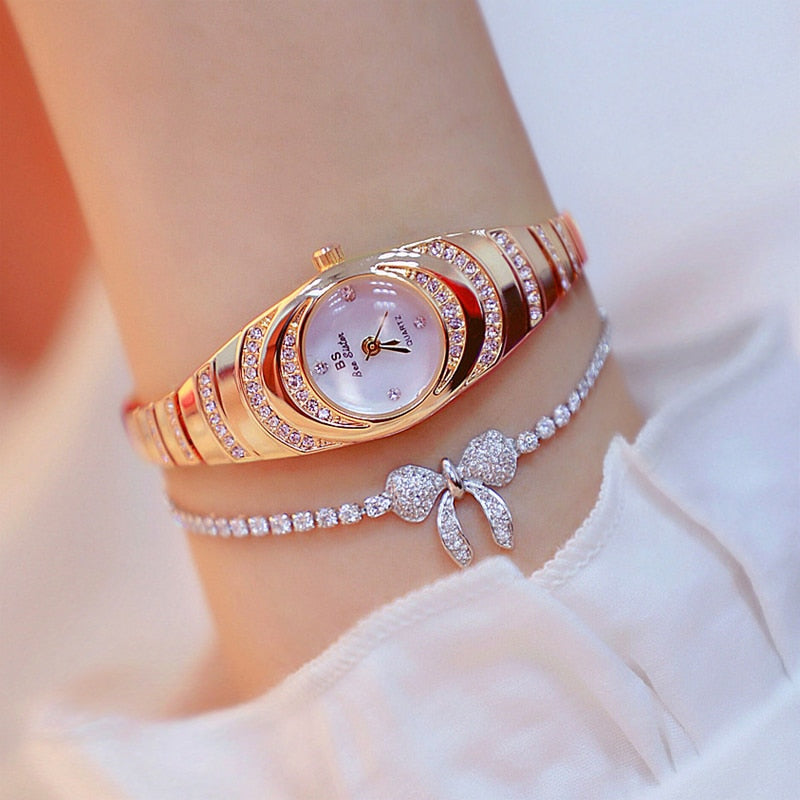 Relógio de aço inoxidável feminino com detalhes em cristais e pulseira delicada decorada com laço