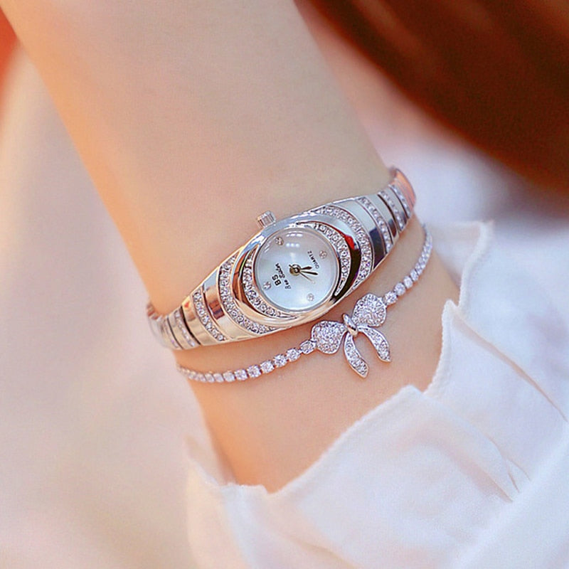 Relógio de aço inoxidável feminino da BEE SISTER BS com detalhes em cristais e design elegante