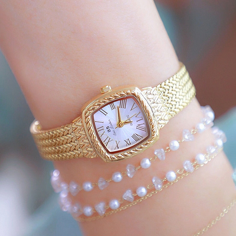 Relógio feminino dourado BEE SISTER com pulseira trançada e mostrador quadrado elegante