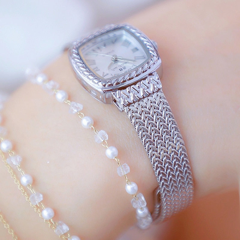 Relógio feminino dourado da BEE SISTER com pulseira elegante e mostrador delicado