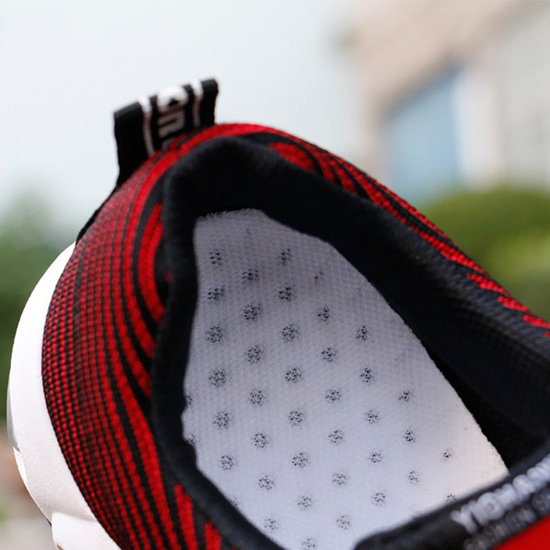 Detalhe do interior do sapato esportivo masculino leve KAMUC com design confortável e respirável