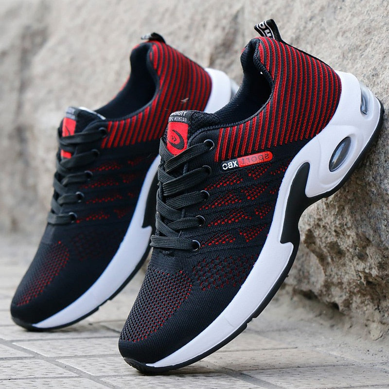 Sapato esportivo masculino leve KAMUC em preto e vermelho com design moderno e conforto ideal para atividades diárias