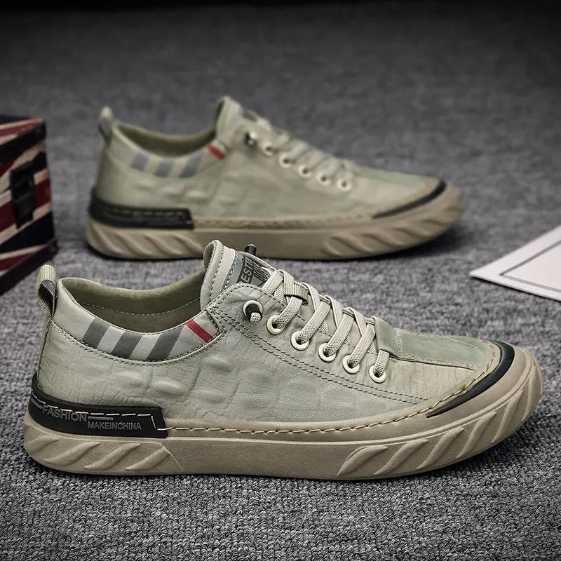 Sapatos masculinos antigos de Pequim em tom verde com detalhes em relevo e design moderno