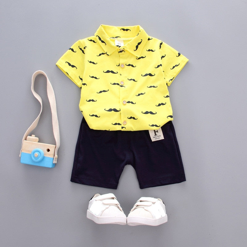 Conjunto infantil de roupas para bebês com camisa amarela e bermuda azul, ideal como terno infantil casual
