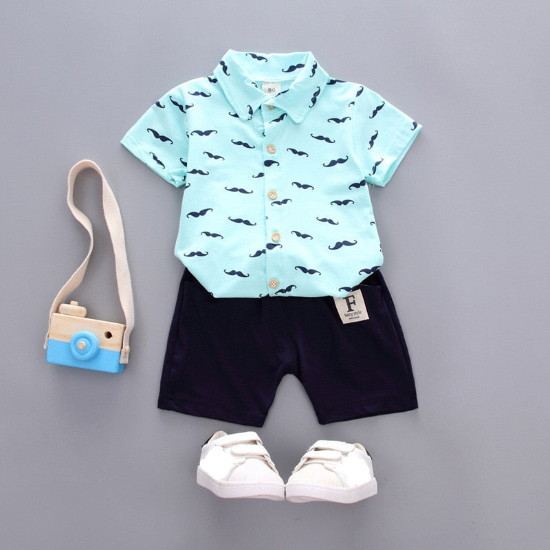 Conjunto infantil de roupas para bebês com camisa azul e bermuda preta, ideal como terno infantil casual