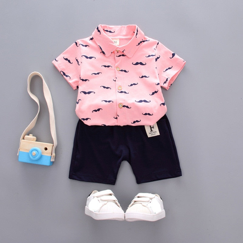 Conjunto infantil de roupas com camisa rosa e calção azul marinho, ideal como terno infantil casual
