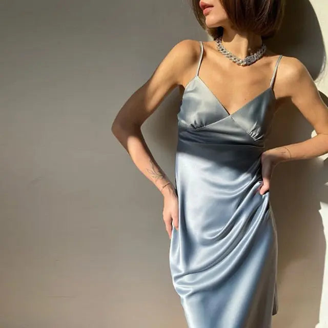 Vestido de cetim elegante da CHURSES com alças finas e design sofisticado