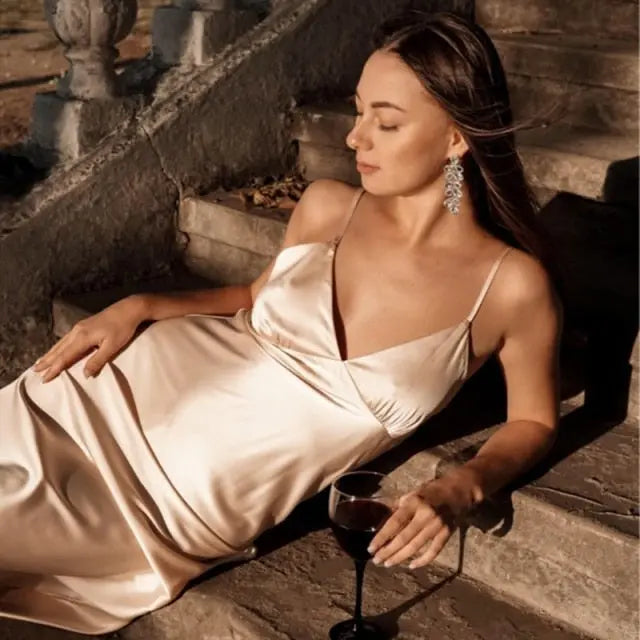 Vestido de cetim elegante da CHURSES, apresentando um caimento sofisticado e detalhes delicados.
