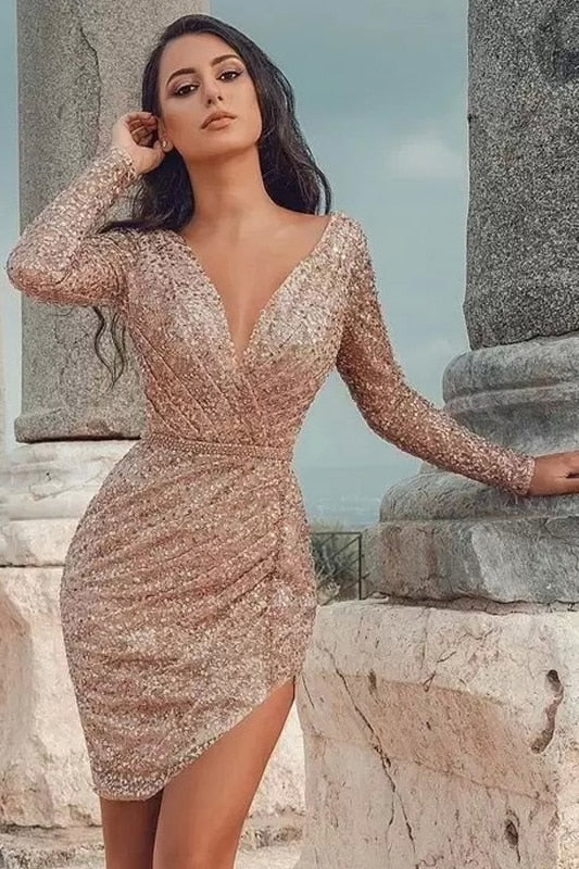 Vestido feminino brilho com mangas longas e decote profundo, ideal para festas e eventos elegantes