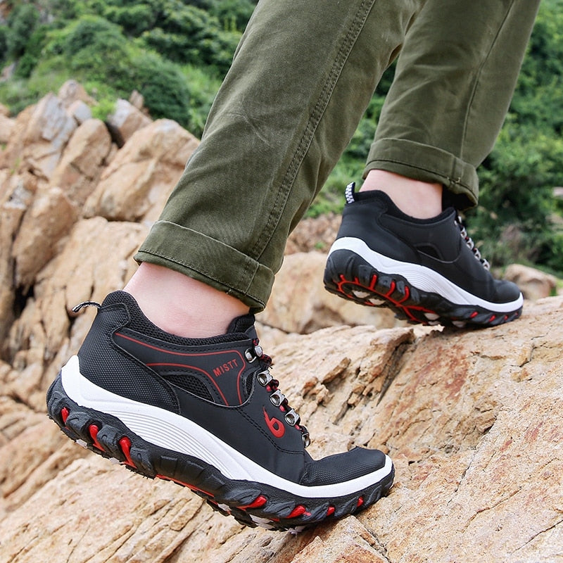 Tênis casual masculino confortável KAMUC em preto com detalhes vermelhos para uso diário e aventura