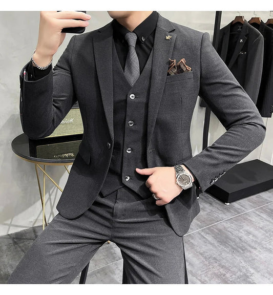 Traje masculino elegante em tons de cinza, representando a história das roupas ao longo do tempo.