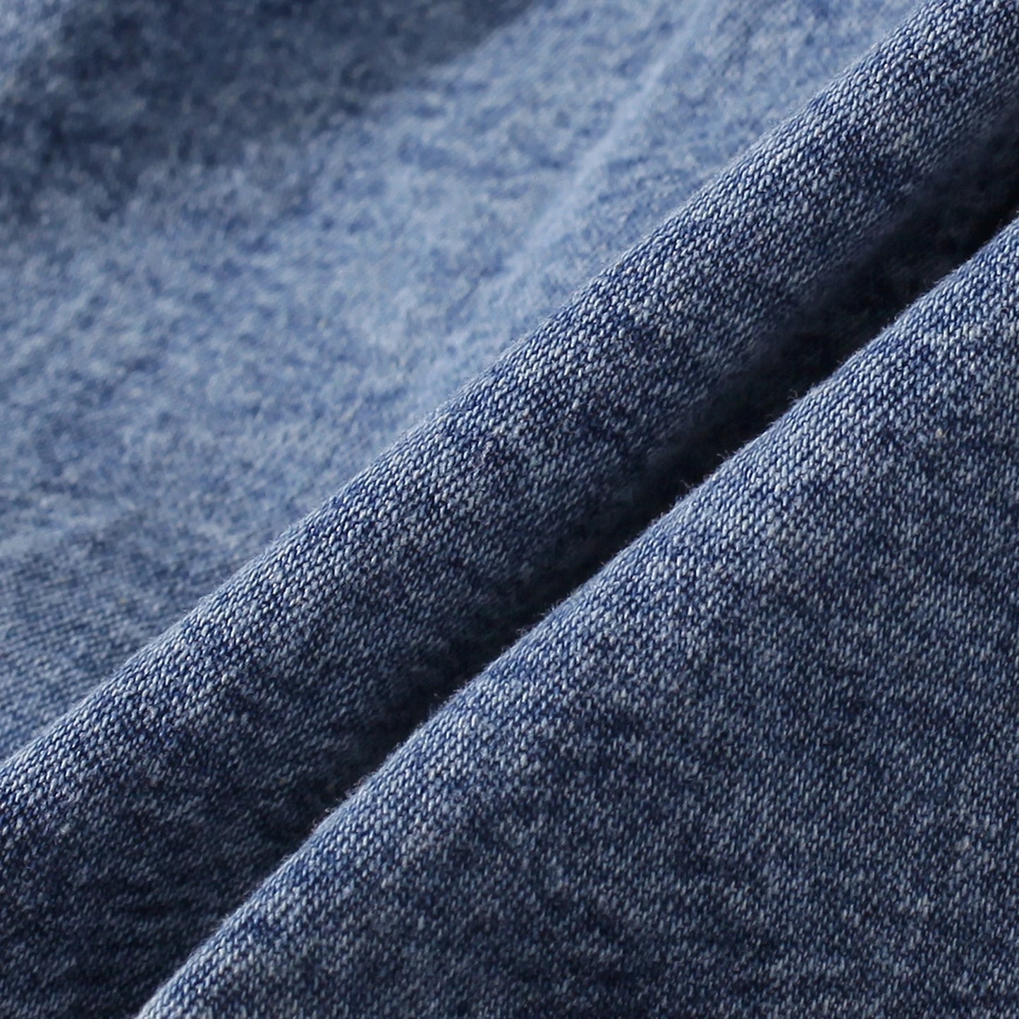 Conjunto infantil menina com blusa e saia jeans com cinto, blusa gola alta sem mangas, saia com bolsos