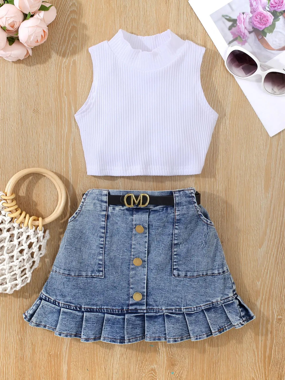 Conjunto infantil menina com blusa e saia jeans com cinto, blusa gola alta sem mangas, saia com bolsos