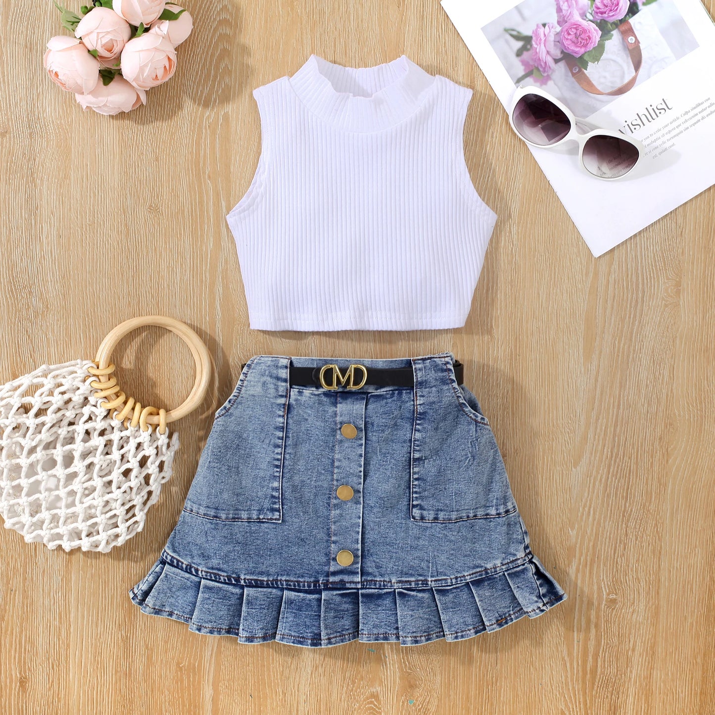 Conjunto infantil menina com blusa e saia jeans com cinto, blusa gola alta sem mangas, saia com bolsos