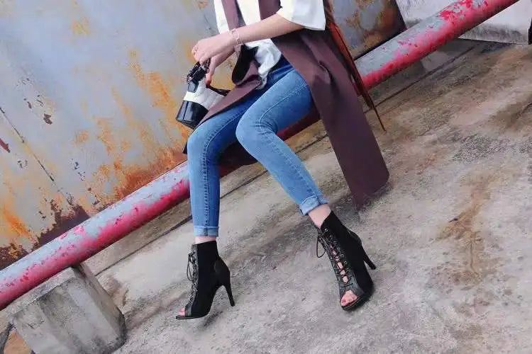 Botas Femininas de renda, saltos 9cm, Tendência