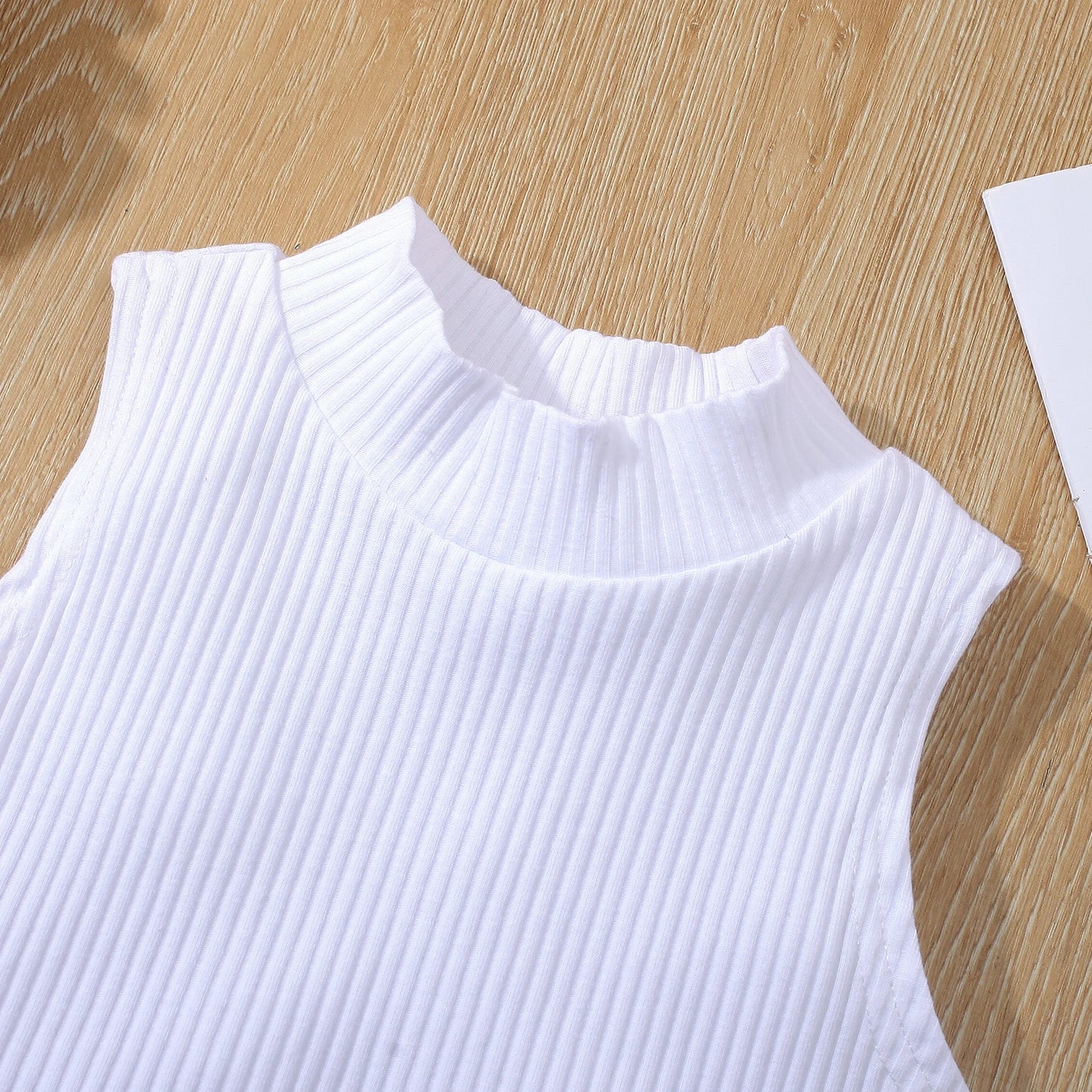 Conjunto infantil menina com blusa e saia jeans com cinto, blusa gola alta sem mangas, saia com bolsos