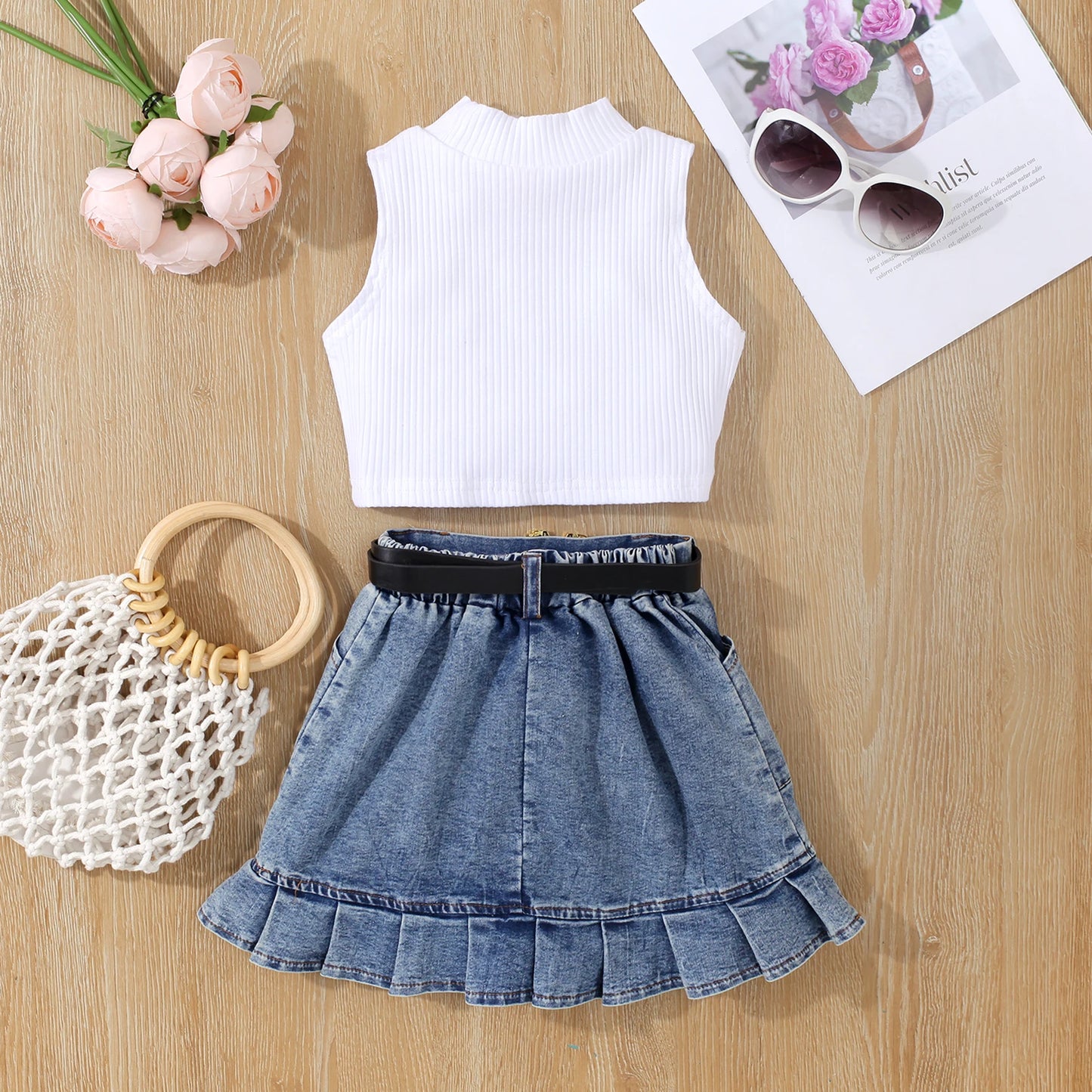 Conjunto infantil menina com blusa e saia jeans com cinto, blusa gola alta sem mangas, saia com bolsos