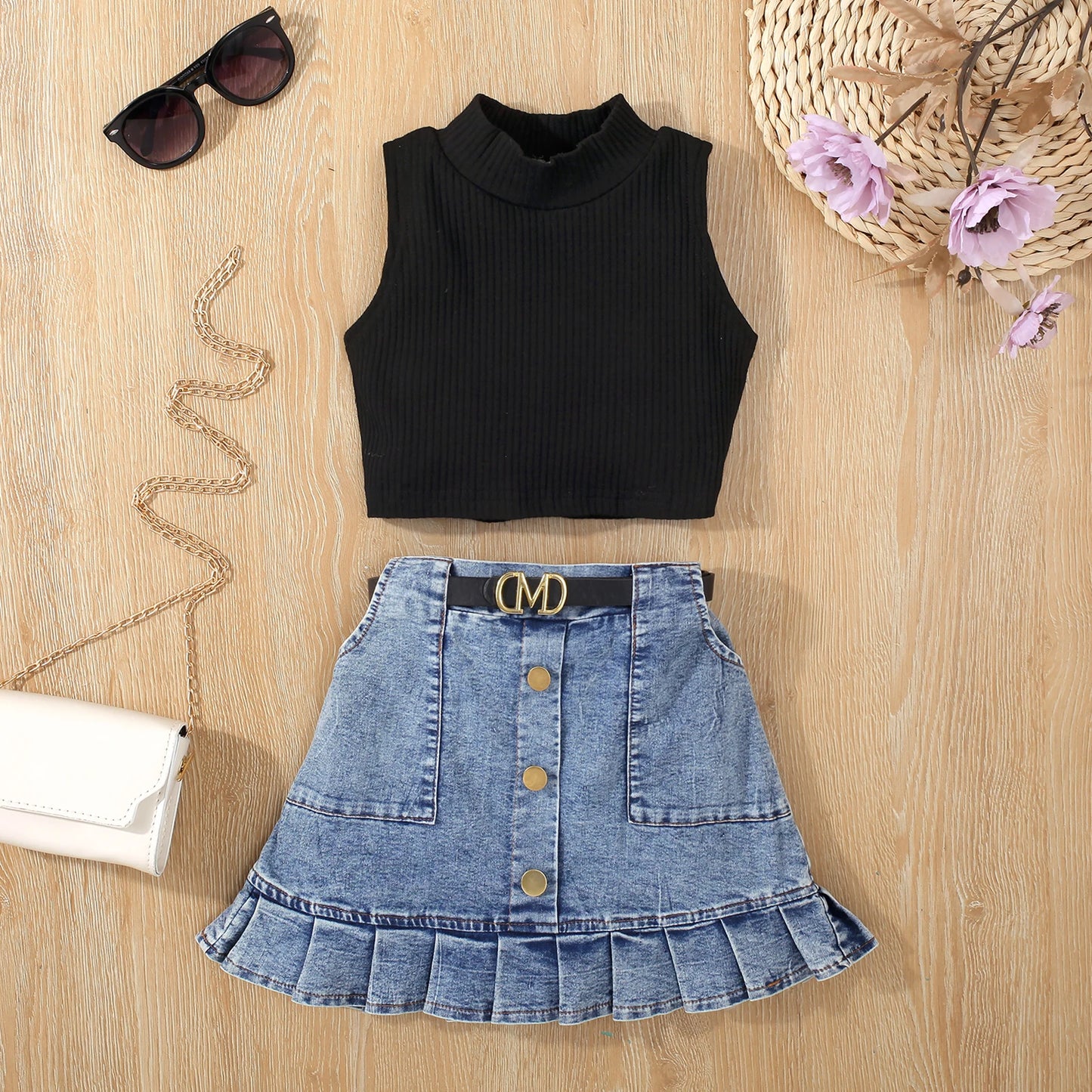 Conjunto infantil menina com blusa e saia jeans com cinto, blusa gola alta sem mangas, saia com bolsos