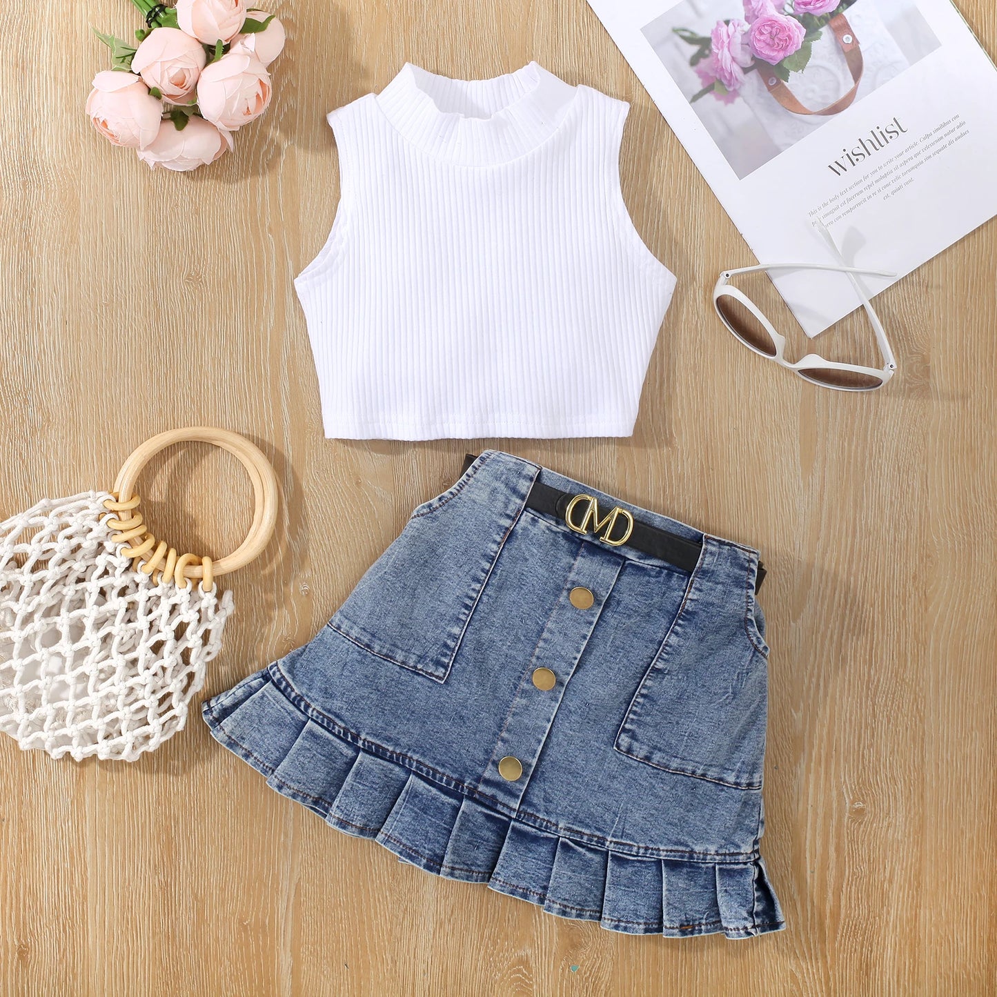 Conjunto infantil menina com blusa e saia jeans com cinto, blusa gola alta sem mangas, saia com bolsos