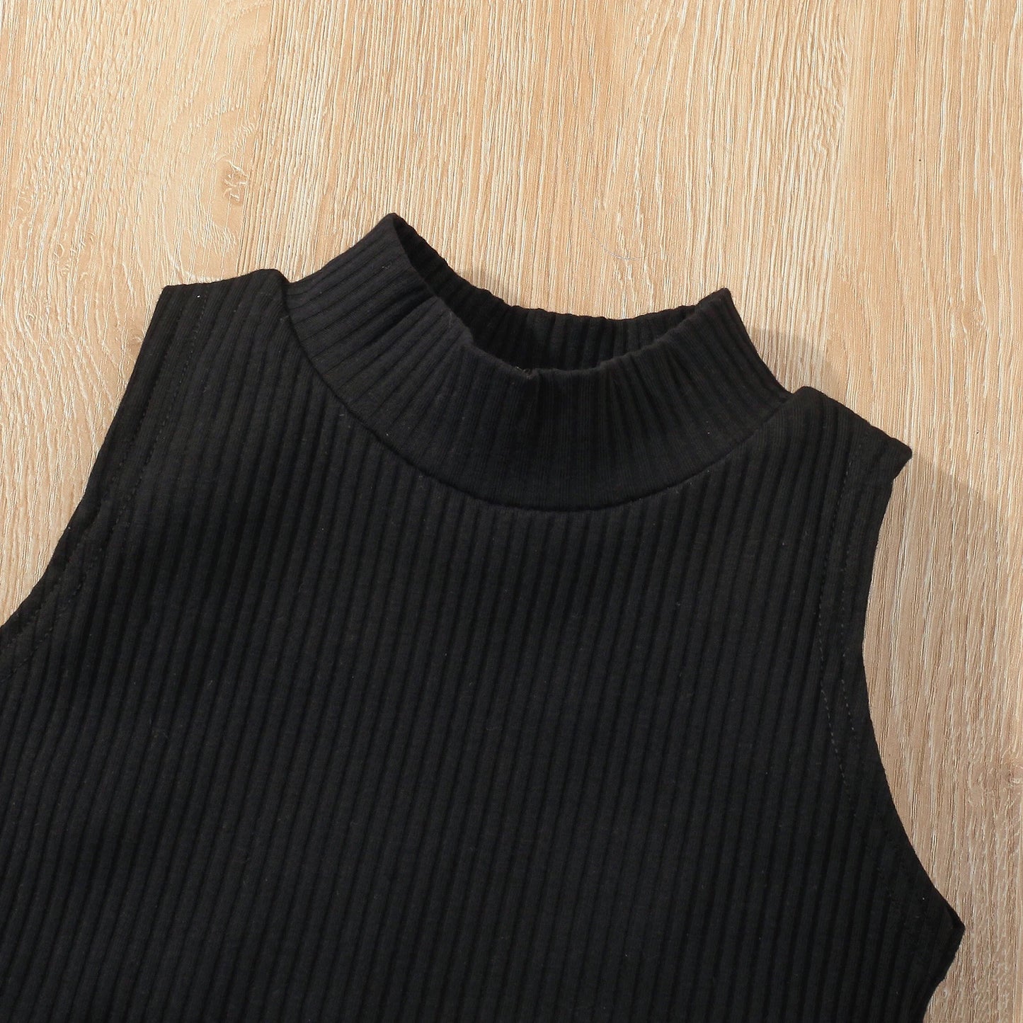 Conjunto infantil menina com blusa e saia jeans com cinto, blusa gola alta sem mangas, saia com bolsos