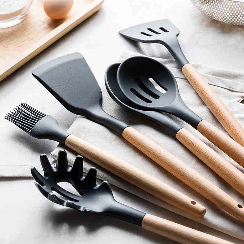 Utensílios de cozinha de silicone com cabo de madeira 12 peças com balde de armazenamento resistente a altas temperaturas e panela antiaderente espátula e colher O Badalo do sino