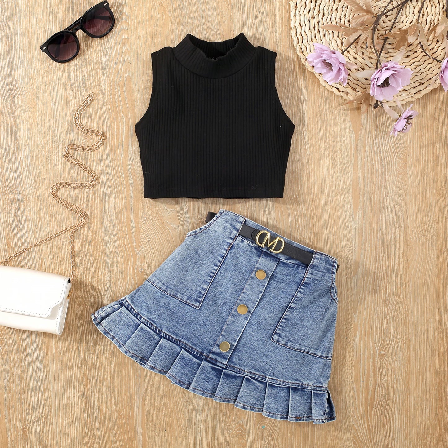 Conjunto infantil menina com blusa e saia jeans com cinto, blusa gola alta sem mangas, saia com bolsos