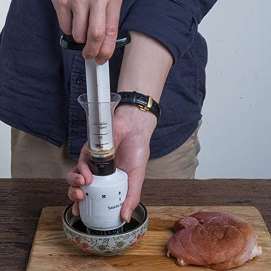 Amaciante de carne multifuncional CHANSUNRUN sendo usado para injetar marinada em pedaços de carne