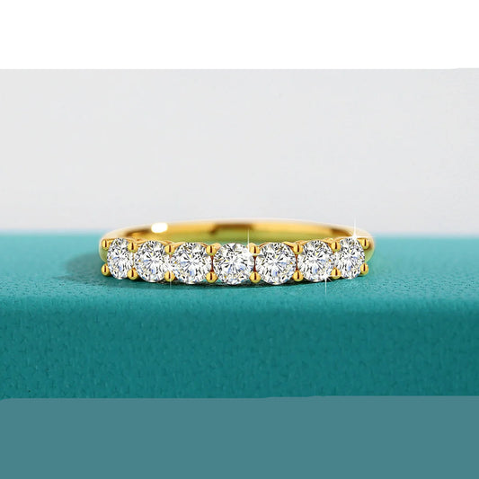 Anel de noivado moissanite feminino em ouro amarelo com design elegante e pedras brilhantes